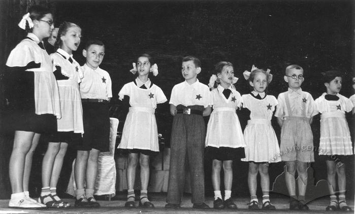 Primary school students at school № 35 - Octobrists - on the stage 2