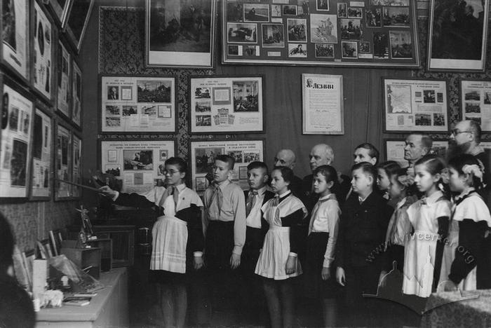 Pupils of school № 35 on the tour guide in school museum of Lenin 2