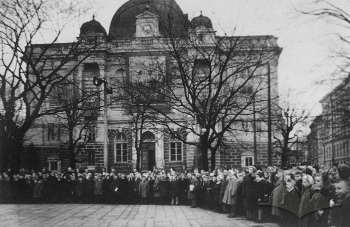 Pupils of school №35 next to the museum and monument to Lenin 2