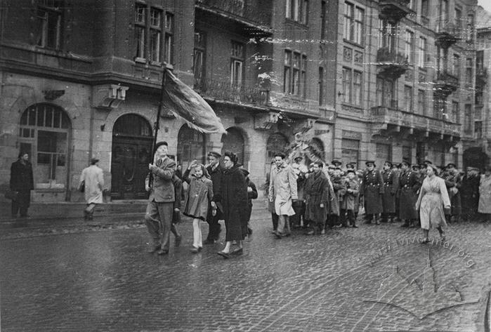 Column of school №35 on Vatutina street (Kniazia Romana street now) 2