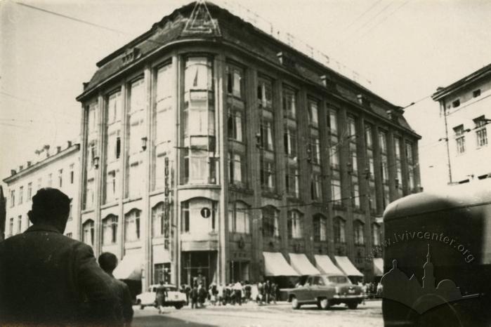 1 Travnia street and the Central Department Store (Horodotska street now) 2