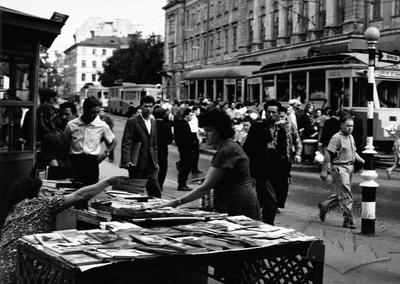 Книжковий кіоск за театром ім. Марії Заньковецької