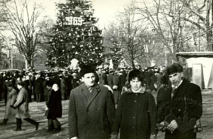 Люди перед новорічною ялинкою на колишньому просп. Леніна (Свободи) 2