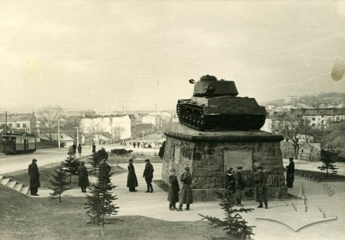 Monument to tank men-heroes on Lychakivska street 2