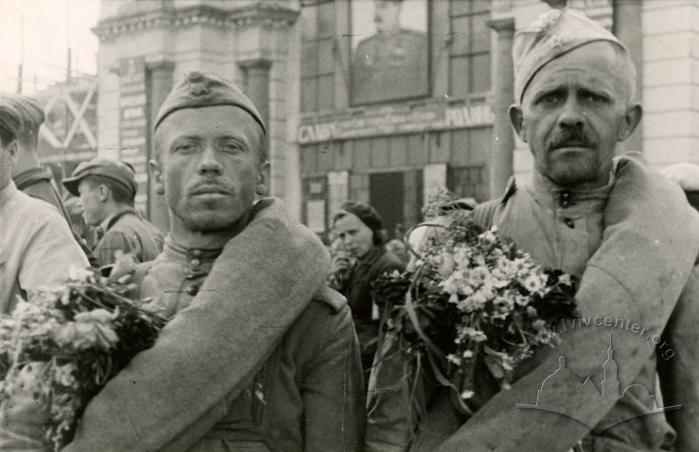 Soldiers who return from front near the main train station 2