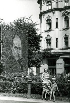 People in front of the flower portrait to Shevchenko on Shevchenko avenue