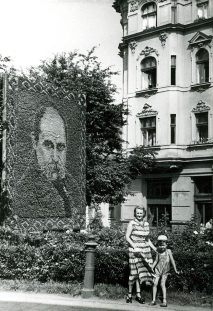 People in front of the flower portrait to Shevchenko on Shevchenko avenue 2