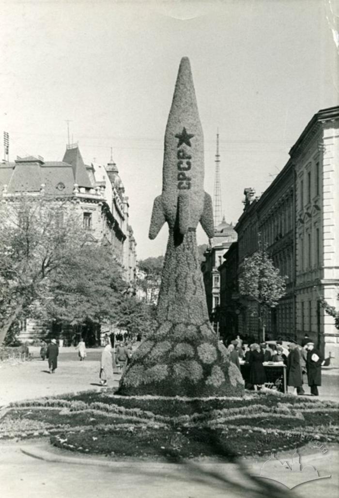 Decorative flowerbed in the form of a rocket on Sichovykh Striltsiv street 2