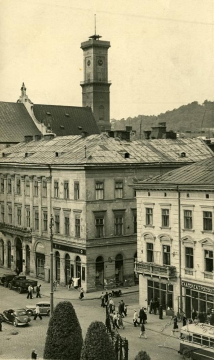 Building on Mitskevycha square 9, 10 2
