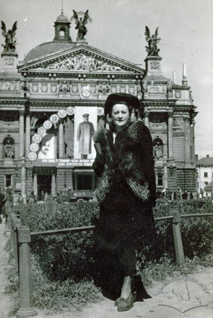 Woman in front of the Opera house 2