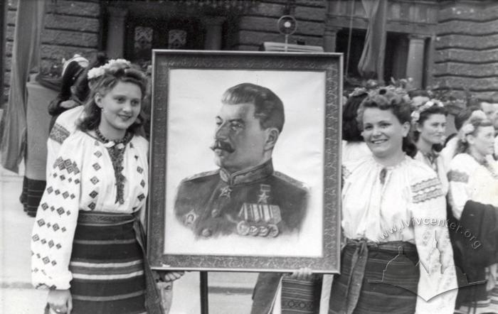 Girls in Ukrainian national clothing with a portrait of Stalin next to the Opera House 2