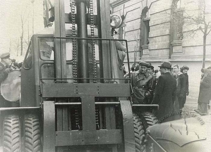 The first forklift at Lystopadova demonstration 2