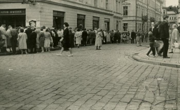Queue for bread to the bakery on Shevchenka avenue, 20 2