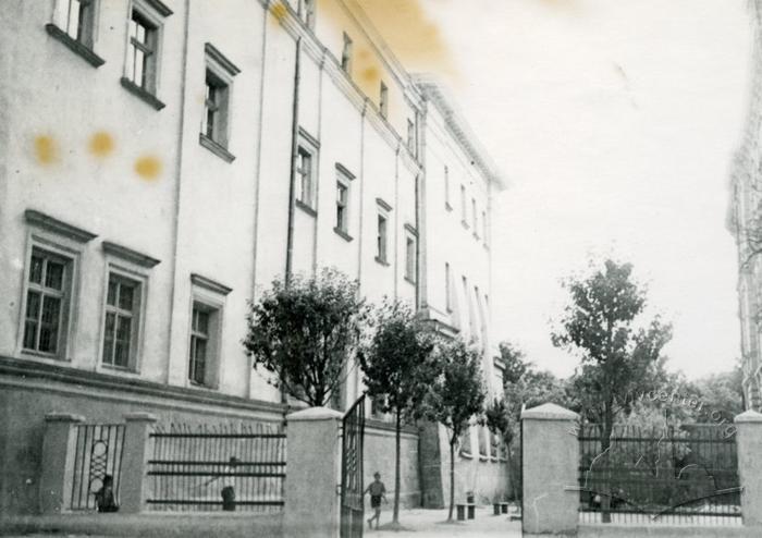 Entrance to the courtyard of the high school №62 from Teatralna street 1