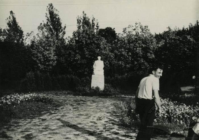 Пам'ятник Ярославу Галану в парку ім. Б. Хмельницького 2