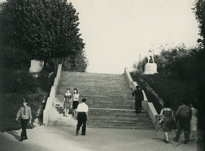 Stairs of the left side of the central alley in the park named after Bohdan Khmelnytskyi 2