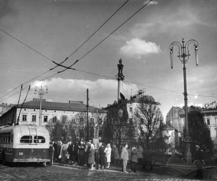 Тролейбус на площі Міцкевича 2