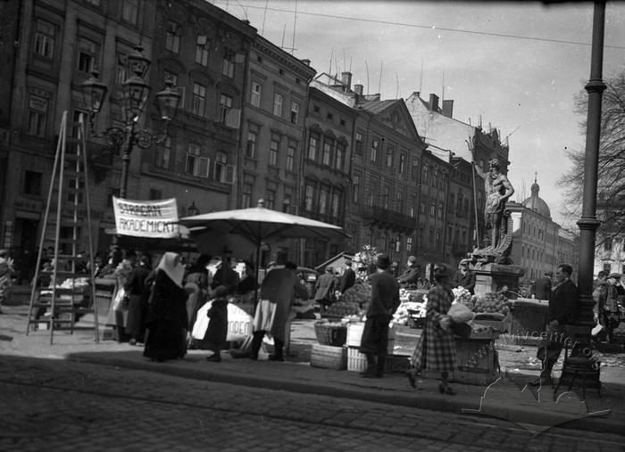 Western part of Rynok square. Morning. 2