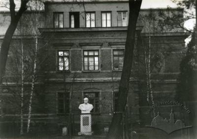 Бюст Т. Г. Шевченко перед шкільним будинком на вул. Личаківській, 171