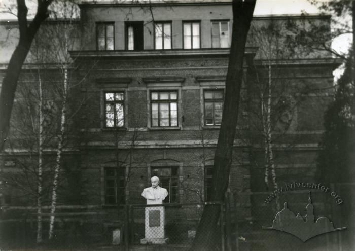 Bust of T. H. Shevchenko in front of school building on Lychakivska street, 171 2