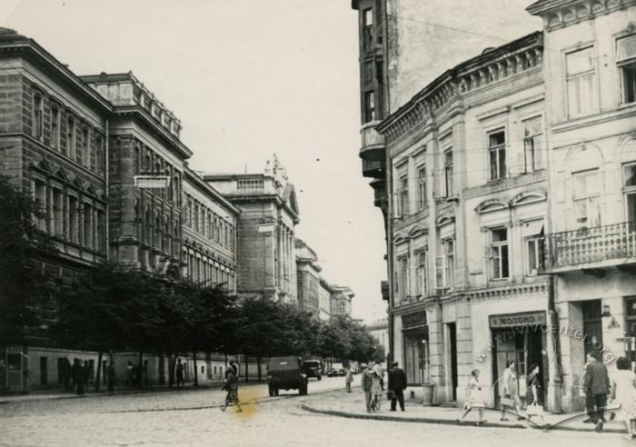 Вид вулиці Ватутіна, тепер Князя Романа 2
