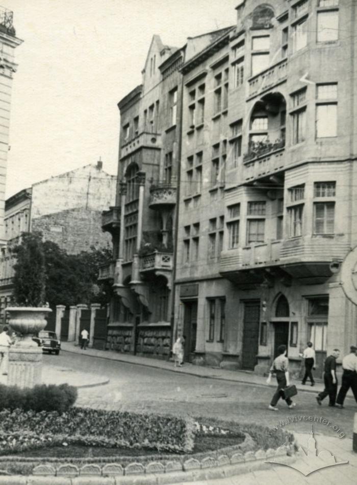 Вид вул. О. Гаврилюка, тепер О. Фредра, на першому плані - клумба на пр. Шевченка 2