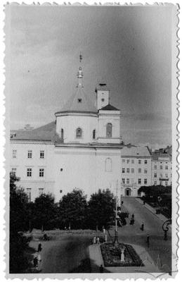 Вид на вул. 1 Травня (тепер пр. Свободи) та костел єзуїтів