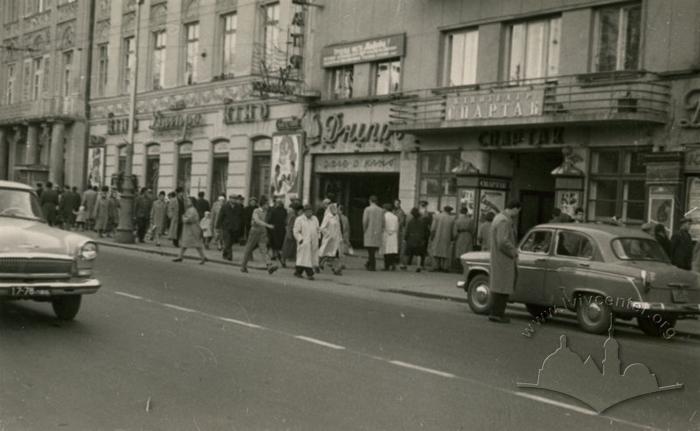 Cinemas "Dnipro" and "Spartak" on 1 Travnia street (Svobody avnue now) 2