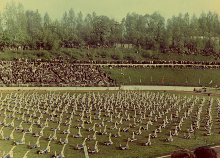 Масова гімнастична композиція львівських спортсменок з приводу спортивного свята на стадіоні "Юність" 2