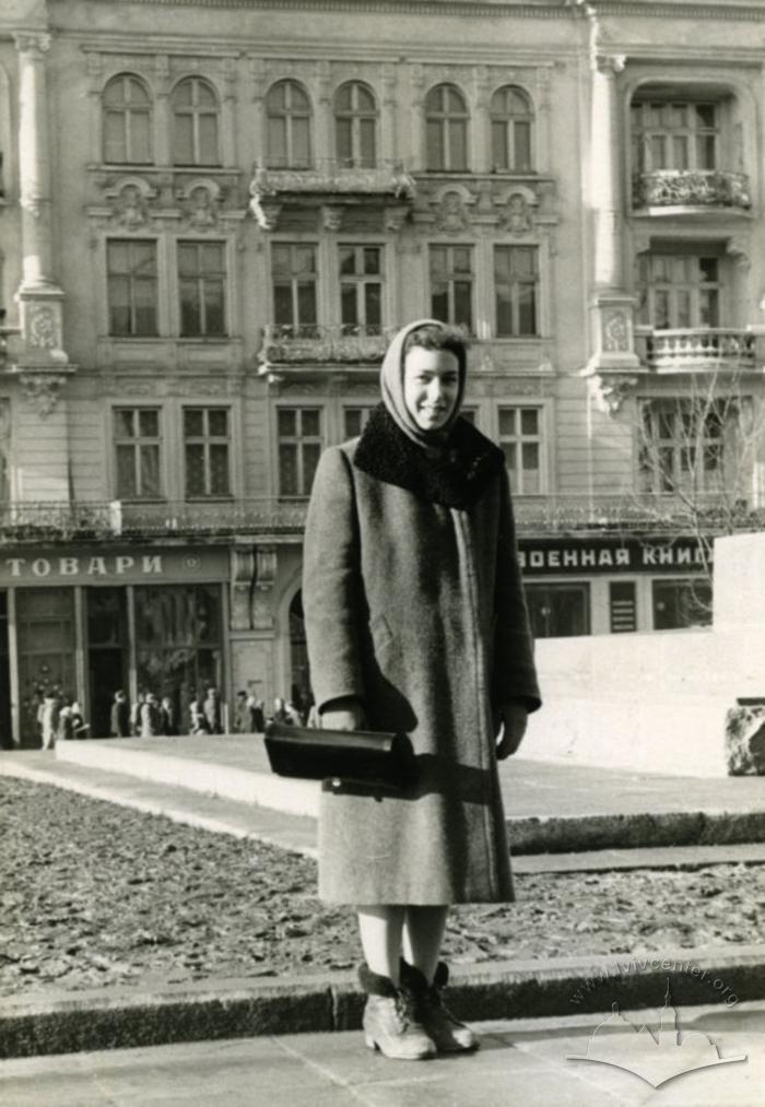 Жінка на площі біля Оперного театра 2