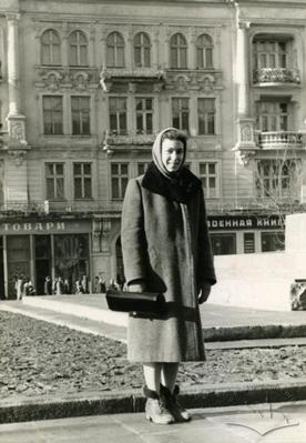 Жінка на площі біля Оперного театра