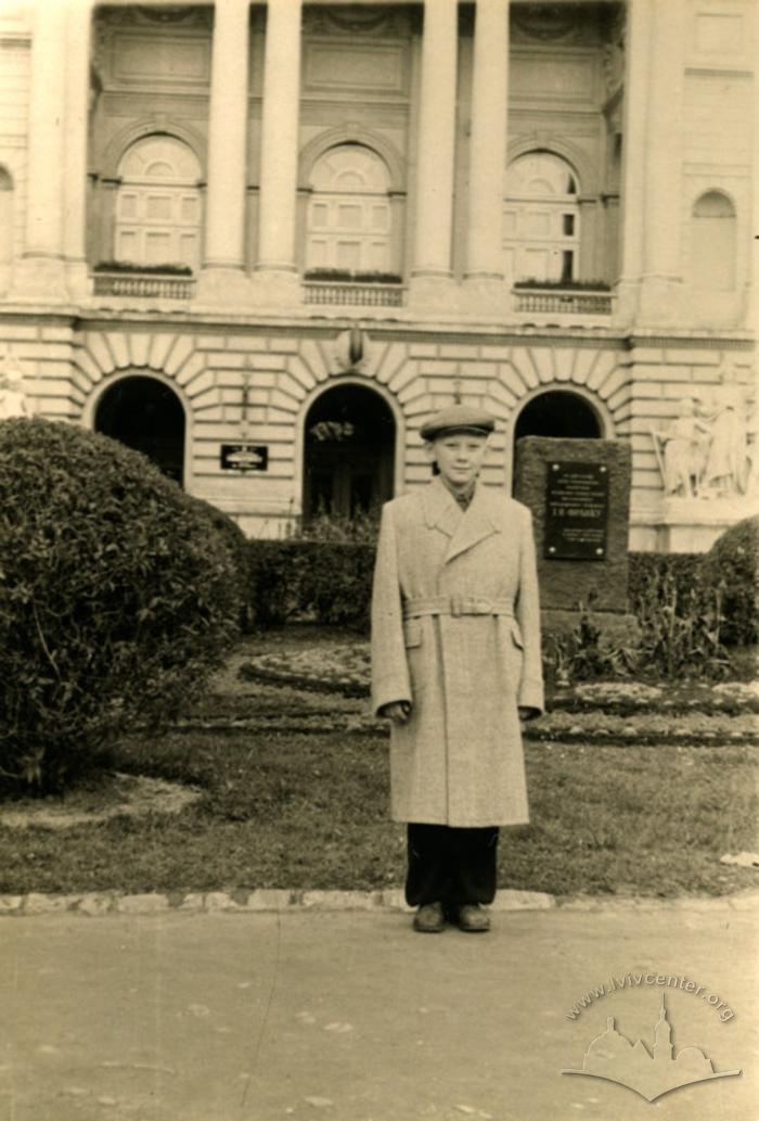 Хлопець на фоні Львівського університету ім. І. Франка 2