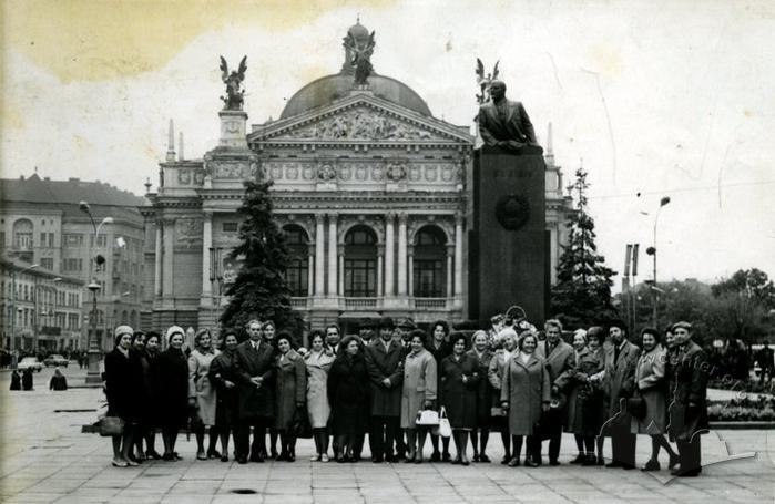 "Фотографія на пам'ять" на фоні Оперного театру та пам'ятника Леніну 2