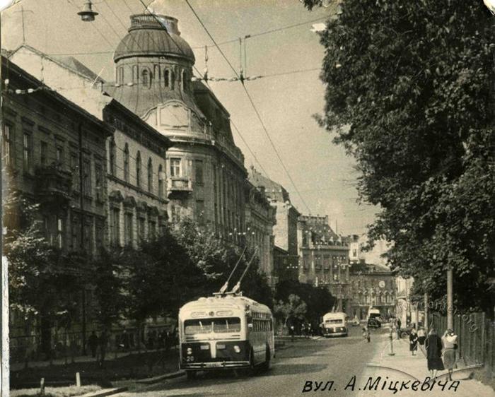 Вулиця Міцкевича (тепер Листопадового чину), на лінії  - тролейбус МТБ 82Д 2