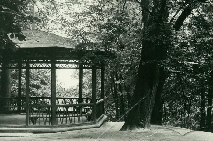 Альтанка в Стрийському парку, між верхньою терасою та партером 2