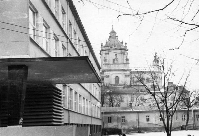 Вид на церкву Св. Юра з боку будинку хімічного факультету НУ "Львівська Політехніка" 2