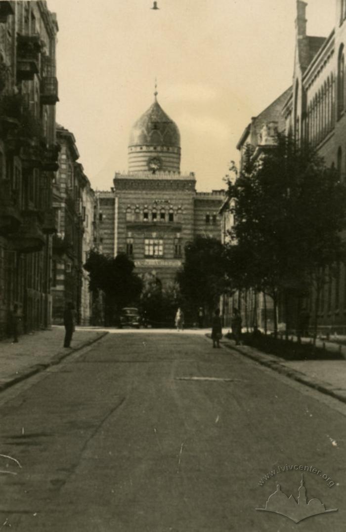 View of Leontovycha street and the Second Municipal United Hospital 2