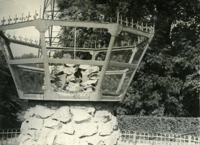 Fountain in Stryiskyi park 2