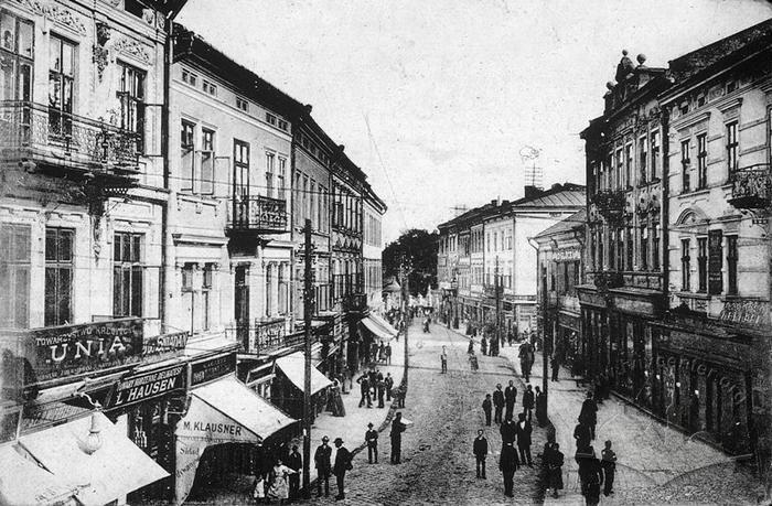 Stores on Frantsyskanska street 2