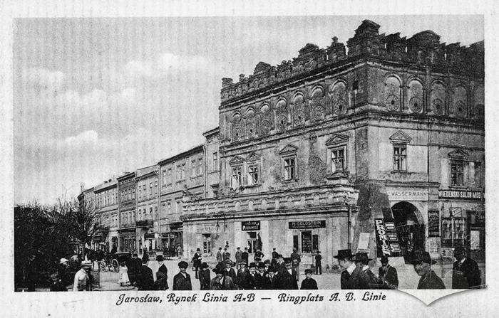 Rynok square, A-B line "Staryi Zamok" in Polish Renaissance style 2