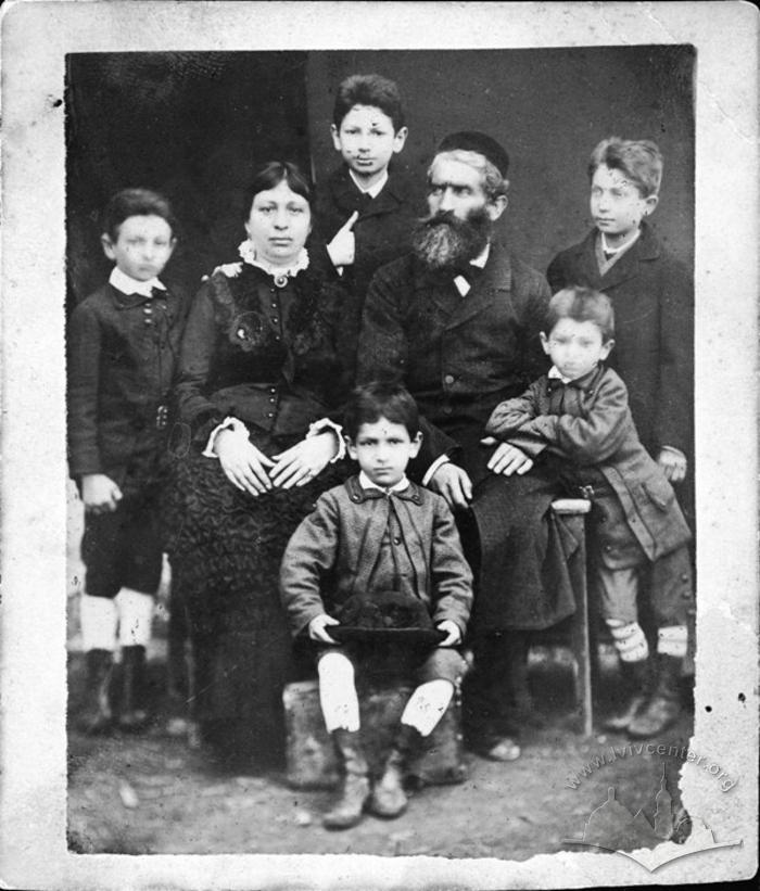 Moisei Hersh Erdgaim, Esther Erdgaim and their five sons: Zishe, Ozia, Yakob, Abe and Pinkus 2