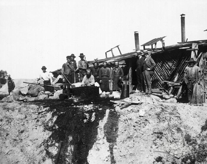 Jewish workers in ozokerite mine 2
