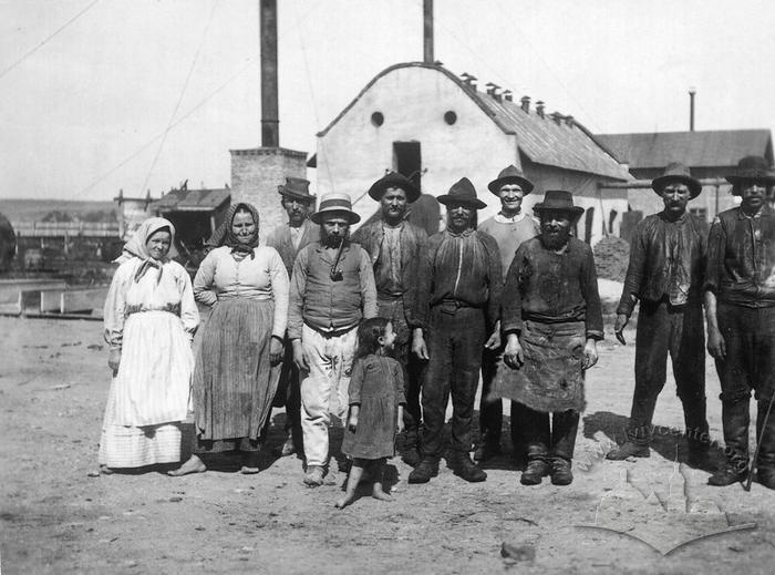 Єврейські робітники на нафтопереробному заводі в Губичах біля Борислава 2