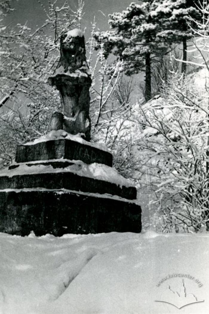 Lion monument in the High Castle park 2
