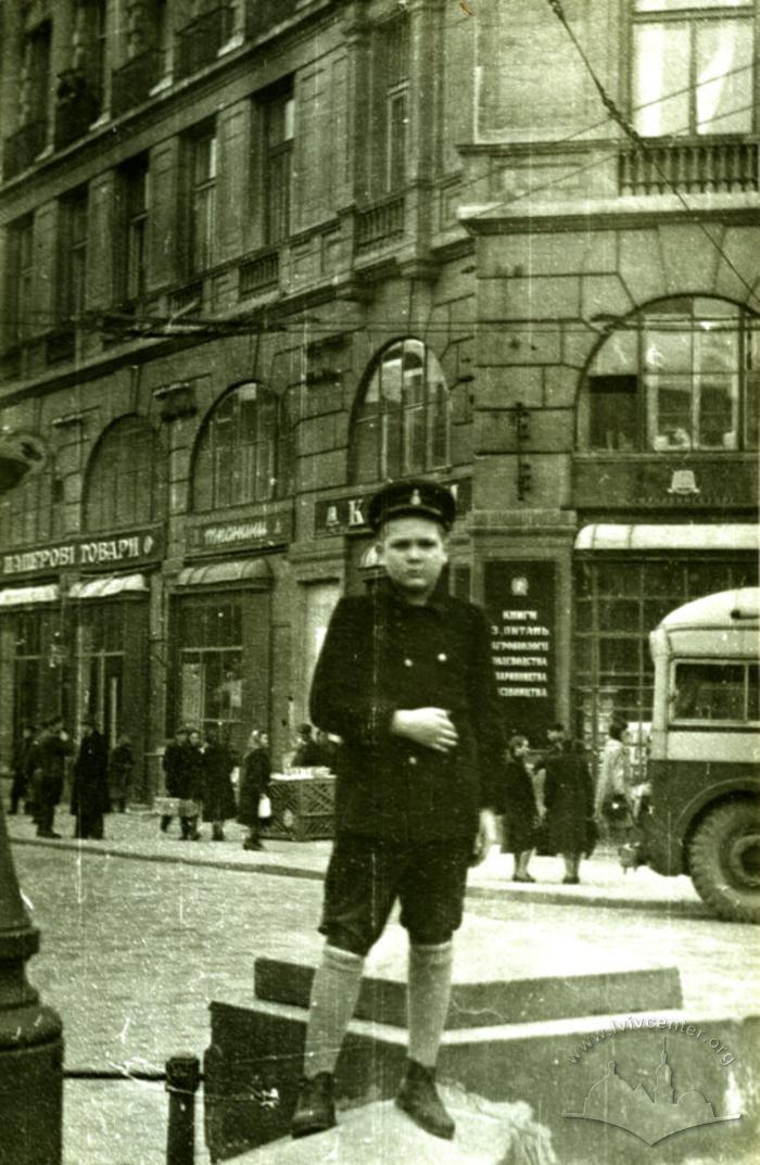 Boy in front of Adam Mitskevich monument against the background of trolleybus stop 2