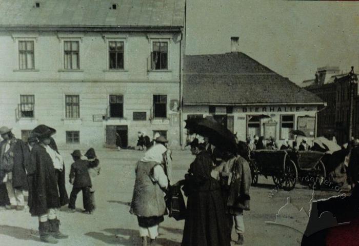 Corner between Soborna Square and Chervonoarmijska Street 2