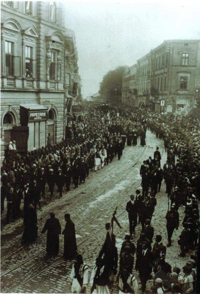 Religious procession on Holovna Str. 2