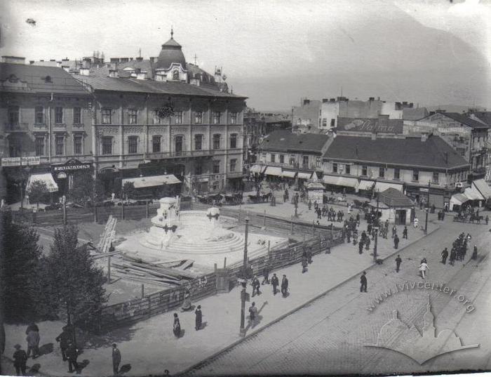 Central Square with Unification Monument 2