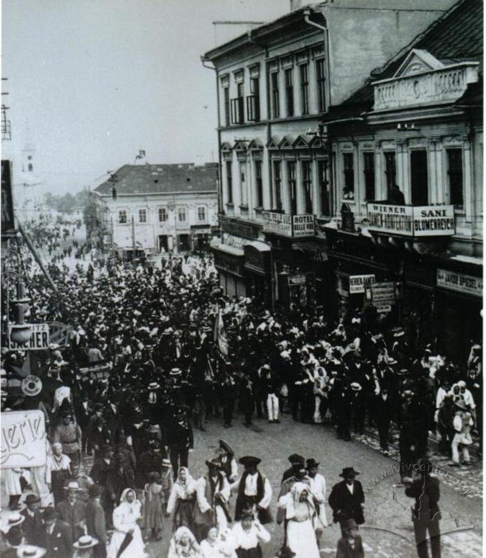 Crowd on Holovna Street 2