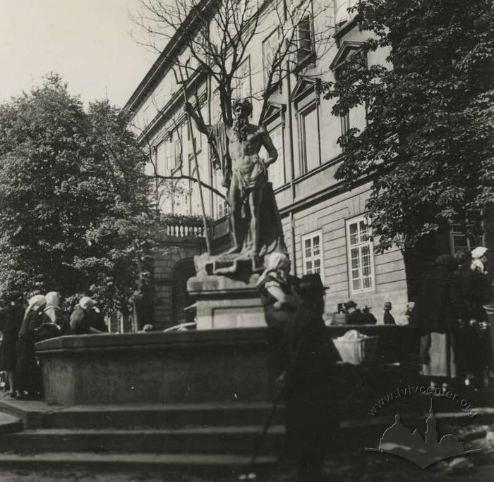 The fountain with the figure of Neptune 2